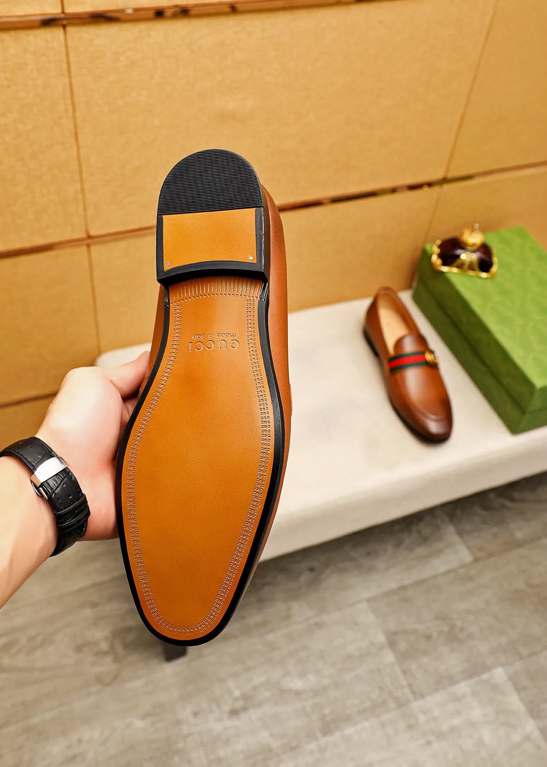 Men's shoes 💰400 💐 Product trademark: GUCCI "Gucci" casual leather shoes Regular size: 38-44 (45🉑️customized) Product materials: Selected imported first-layer calfskin upper + luxury hardware buckle, imported cowhide leather lining. Strong three-dimensional visual effect, rubber outsole Color: 2⃣️colors available